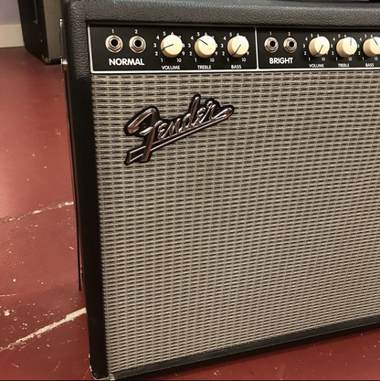 Fender "Custom" Vibrolux Reverb 40-Watt 2x10" Guitar Combo Black